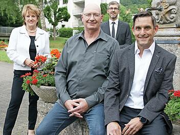 Hartmut Bös (vorne links) und Dirk Stumpe (rechts) wurden für 18 Jahre kommunalpolitische Arbeit im Stadtrat geehrt. Dazu gratulierten die stellvertretende Landrätin Brigitte Meyerdierks und Bürgermeister Jochen Vogel (beide CSU).