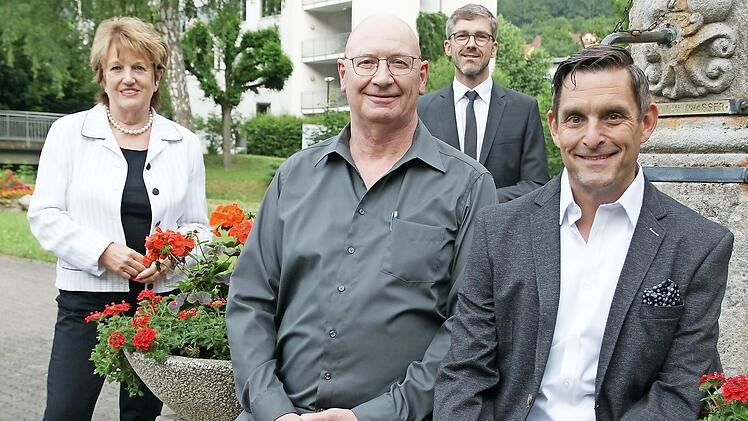 Hartmut Bös (vorne links) und Dirk Stumpe (rechts) wurden für 18 Jahre kommunalpolitische Arbeit im Stadtrat geehrt. Dazu gratulierten die stellvertretende Landrätin Brigitte Meyerdierks und Bürgermeister Jochen Vogel (beide CSU).