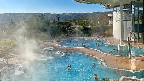 Draußen kalt, im Wasser warm: Im Januar sagt die KissSalis Therme Danke mit einer spezielle Aktion.