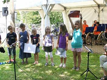Der neu gegründete Kinderchor unter Leitung von Christine Held-Winkelmann erntete verdienten Beifall. Foto: Johanna Blum