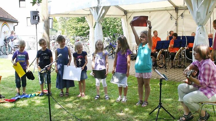 Der neu gegründete Kinderchor unter Leitung von Christine Held-Winkelmann erntete verdienten Beifall. Foto: Johanna Blum