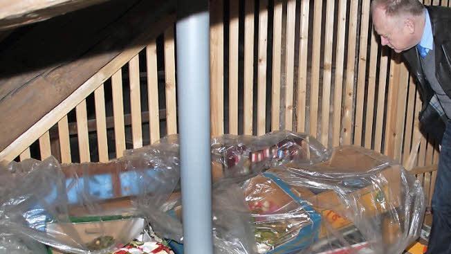 Im Dachgeschoss des Deutschordensschlosses lagert ein Teil des Turngau-Archivs mehr oder weniger unsortiert. Bürgermeister Helmut Blank informiert sich über den Bestand. Foto: Heike Beudert