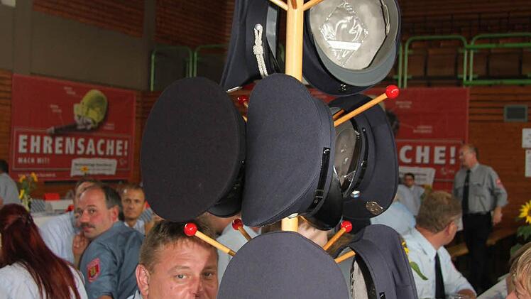 Die Lanzendorfer Floriansjünger sind echte Feuerwehrprofis - sie hatten sogar einen Dienstmützenständer, der sich am Biertisch befestigen ließ, dabei.Foto: Sonja Adam
