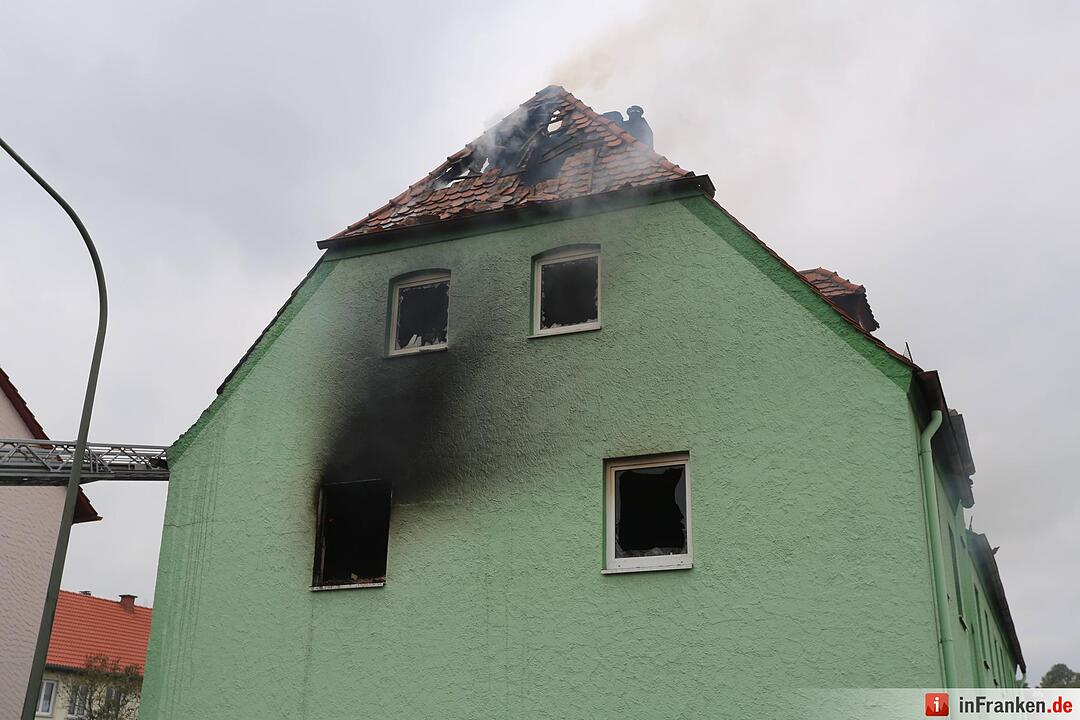 Brand nach Explosion in Mehrfamilienhaus