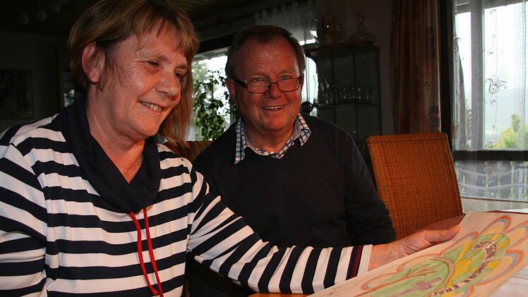 Die Ideen für den Fronleichnamsteppich hatte viele Jahre lang Gabriele Titze. Auch ihr Mann Reinhardt fand den Fronleichnamsbrauch schön, obwohl er evangelisch ist. Foto: Sonny Adam