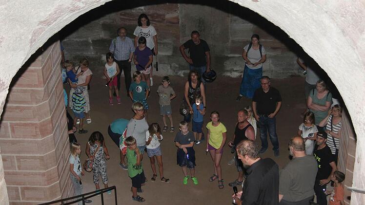 Keller der Plassenburg sind kühl und dunkel. Viele kleine und große Fledermausexperten nutzten die Exkursion, um sich die Winterquartiere der Burg live anzuschauen. Foto: Sonny Adam