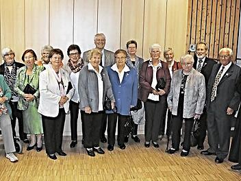 Die Jubelkonfirmanden, die am Sonntag in Altenstein zusammen kamen, mit Pfarrer Köttig (rechts). Foto: hw
