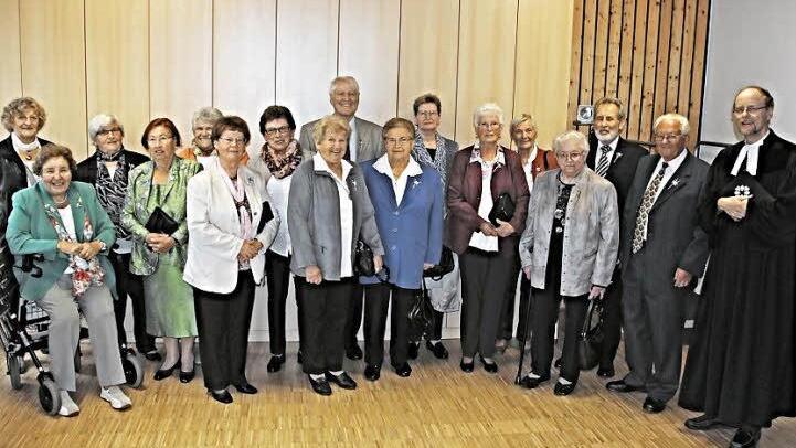 Die Jubelkonfirmanden, die am Sonntag in Altenstein zusammen kamen, mit Pfarrer Köttig (rechts). Foto: hw