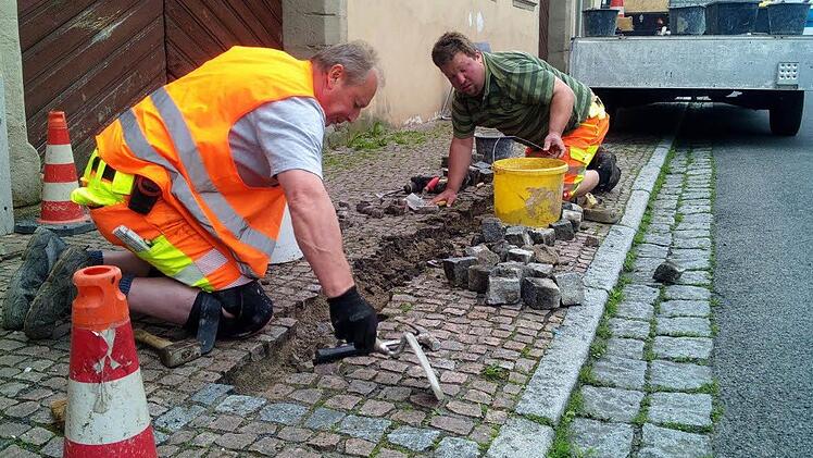 Die Mitarbeiter im Bauhof Ebern, wie hier Hans Burkard und Magnus Harnold (von links) beim Ausbessern des Gehweges am Marktplatz in Ebern. Foto: Christian Raehse, Bauhof Ebern