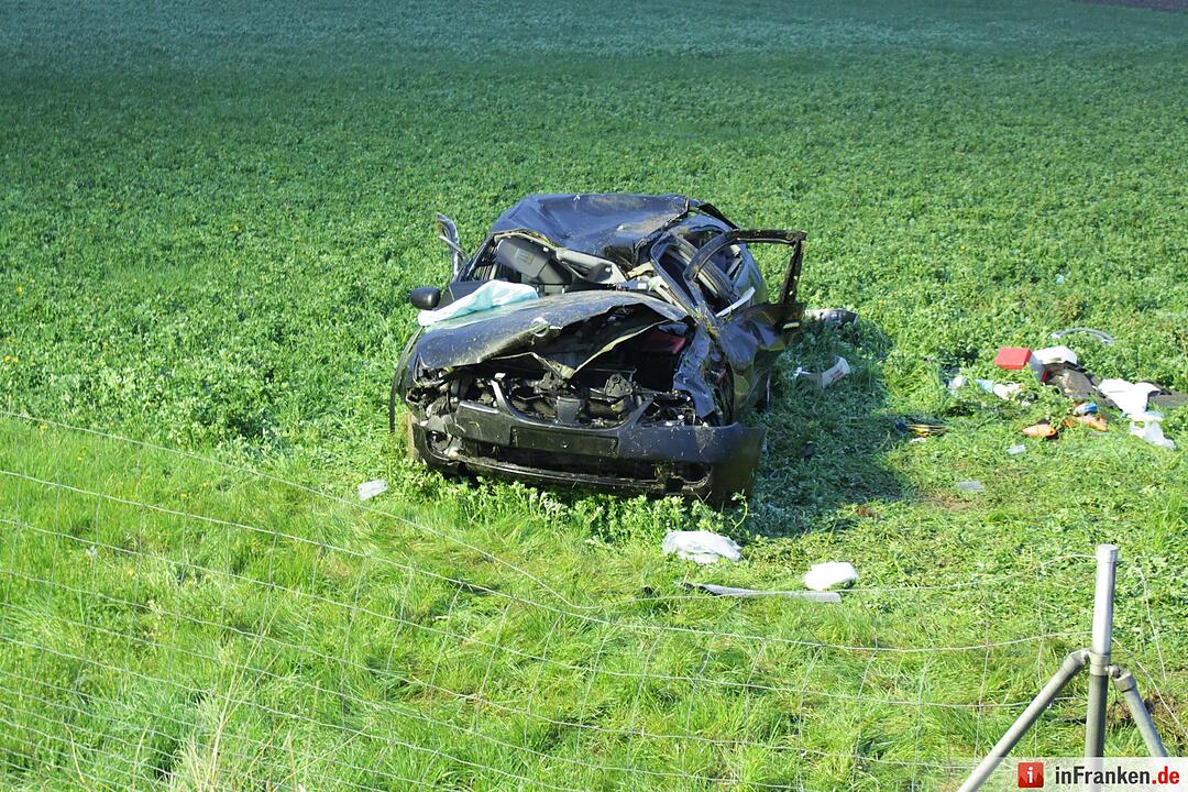 Starkregen sorgt für Abflug: Nissan schießt von Autobahn und landet drei Meter tiefer im Graben - Wagen überschlägt sich auf einer Strecke von 120 Metern mehrfach – Nissan bleibt völlig deformiert auf Wiese liegen – Fahrer eingeklemmt und schwerst verletzt – Polizei sucht nach Unfallzeugen