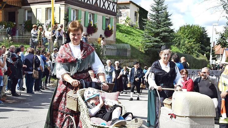 Einen sehenswerten Querschnitt über Volks- und Heimattrachten vermittelte der glanzvolle Festzug.