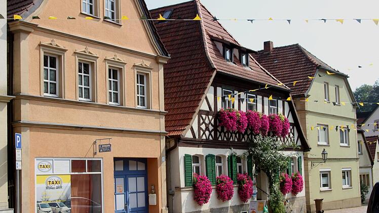 Einen besonderen Blickpunkt bietet immer wieder dieses Fachwerkhaus mit seinem üppigen Blumenschmuck in der Nähe des Grauturms.