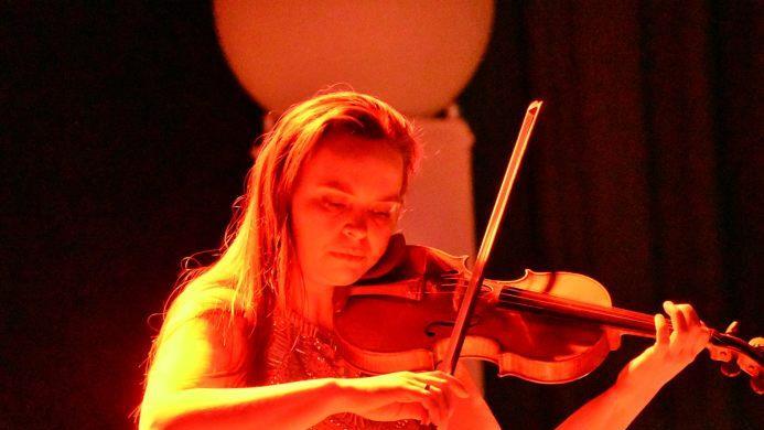 Sie spielte sich im wahrsten Sinn des Wortes in die Herzen der Konzerbesucher im Kursaal von Bad Bocklet: Kim Leonores auf der Violine. Foto: Hanns Friedrich
