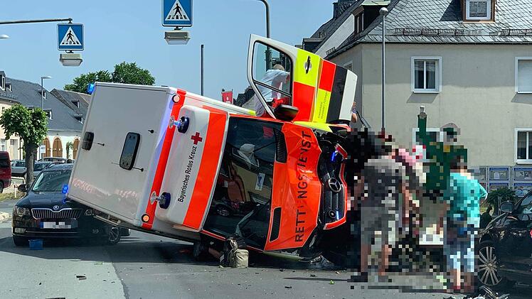 Ein schwerer Unfall ist am Mittwoch in Oberfranken passiert - ein Rettungswagen kippte um. Foto: News5/Fricke