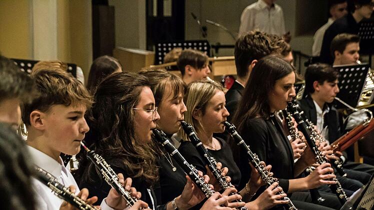 Zahlreiche Mitwirkende gestalteten die konzertante Weihnachtsfeier  des Casimirianums in St. Moriz - vom Vororchester bis zu den CaSingers und den CaSinfonikern unter der Leitung von Hans-Jürgen Hofmann.Foto: Jochen Berger