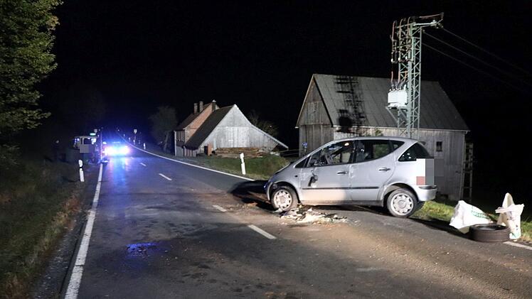 Beim Abbiegen: Traktor und Auto kollidieren