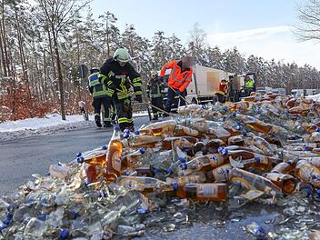 Lastwagen verliert mehrere Getr&auml;nkekisten - Bus bleibt stecken