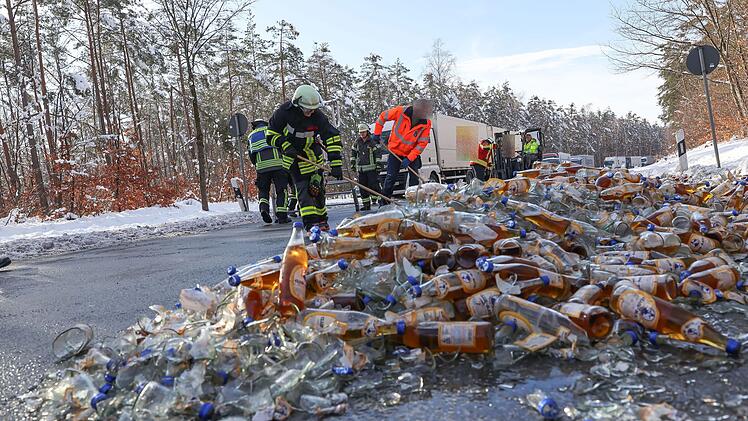 Lastwagen verliert mehrere Getr&auml;nkekisten - Bus bleibt stecken