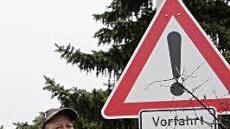 Willi Birkner bringt an  13 Stellen, an denen ein Vorfahrtsschild hing, "Vorfahrt geändert" an.