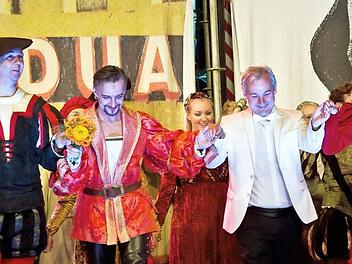 Gut besucht waren auf der Waldbühne Heldritt die Vorstellungen von "Kiss Me,Kate" unter der musikalischen Leitung von Ivan Boldog (Mitte).  Foto: Jochen Berger