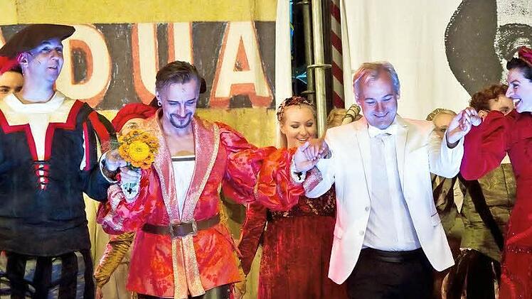 Gut besucht waren auf der Waldbühne Heldritt die Vorstellungen von "Kiss Me,Kate" unter der musikalischen Leitung von Ivan Boldog (Mitte).  Foto: Jochen Berger