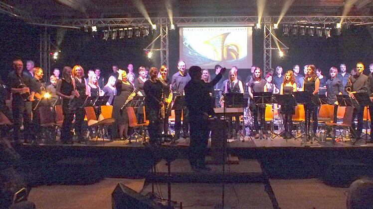 Mit ihrem Konzert "House of Music" machten die über 60 Musikerinnen und Musiker des Blasorchesters Sand die Sander Turnhalle wirklich zu einem Haus voller Musik. Foto: Alfons Beuerlein
