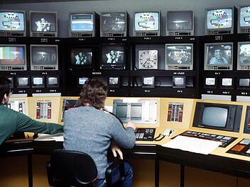 Am 1.Januar.1984 ging Sat.1 als erster Privatsender in Deutschland auf Sendung. Hier ein Blick in den damaligen Senderaum. Foto: Wolfgang Eilmes/dpa