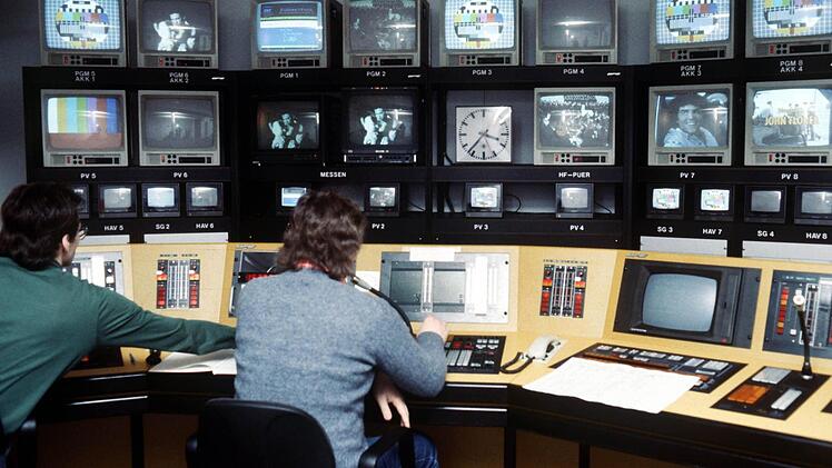 Am 1.Januar.1984 ging Sat.1 als erster Privatsender in Deutschland auf Sendung. Hier ein Blick in den damaligen Senderaum. Foto: Wolfgang Eilmes/dpa