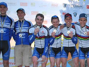 Die Baunacher mit ihren WM-Medaillen (von links): Sascha Lieberenz, Marco Beetz, Matej Meyer, Simon Dörner, Benjamin Herold und Uli Schmittlutz. Fotos: privat