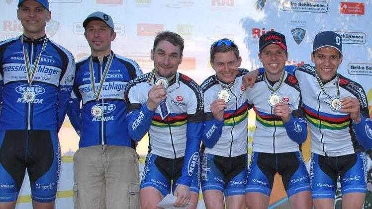 Die Baunacher mit ihren WM-Medaillen (von links): Sascha Lieberenz, Marco Beetz, Matej Meyer, Simon Dörner, Benjamin Herold und Uli Schmittlutz. Fotos: privat