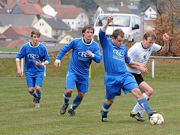 Gleich mit drei Gegenspielern muss es hier der Wartmannsrother Andreas Koch (rechts) aufnehmen. Der Hauptkonkurrent in dieser Szene ist Kothens Spielführer Manuel Bug. Foto: Hopf