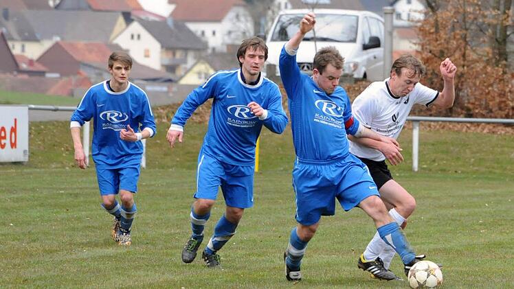 Gleich mit drei Gegenspielern muss es hier der Wartmannsrother Andreas Koch (rechts) aufnehmen. Der Hauptkonkurrent in dieser Szene ist Kothens Spielführer Manuel Bug. Foto: Hopf