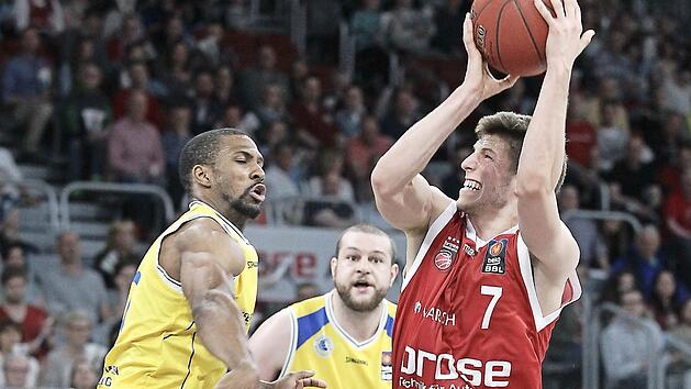 Aleksej Nikolic (r.) der f&uuml;r Brad Wanamaker in der ersten F&uuml;nf stand, setzt sich unter dem Korb gegen den Braunschweiger Derek Needham durch; hinten Kenneth Frease. Fotos: sportpress