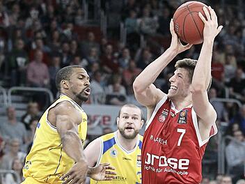 Aleksej Nikolic (r.) der für Brad Wanamaker in der ersten Fünf stand, setzt sich unter dem Korb gegen den Braunschweiger Derek Needham durch; hinten Kenneth Frease. Fotos: sportpress