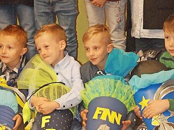 Finn und seine neuen Schulkameraden: Eine starke Mannschaft - bei den Schultüten. Foto: Christiane Lehmann