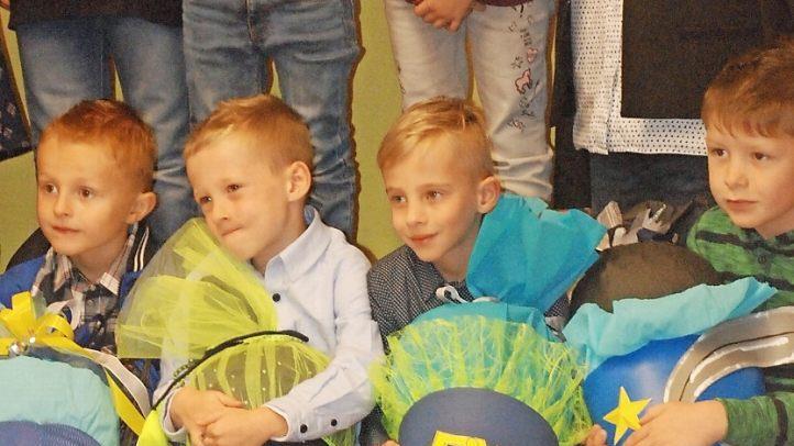 Finn und seine neuen Schulkameraden: Eine starke Mannschaft - bei den Schultüten. Foto: Christiane Lehmann