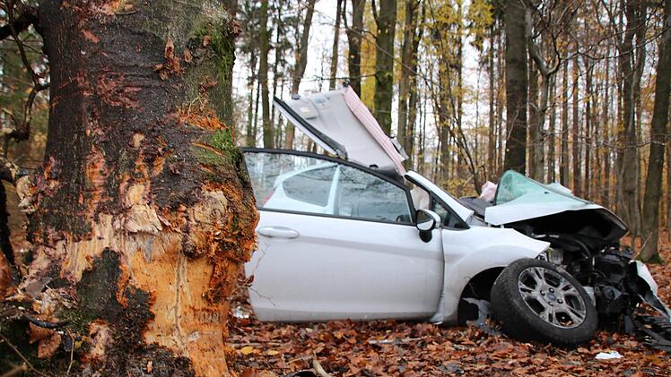Völlig zerstört blieb der Unfallwagen direkt neben der Autobahn liegen. Die Feuerwehr befreite den eingeklemmten Fahrer. Foto: Ralf Ruppert