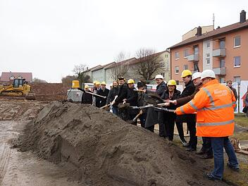 BBei einem solchen großen Vorhaben darf ein Spatenstich nicht fehlen: Die Wohnungsbaugenossenschaft Hammelburg  (WGH) errichtet zwei neue Wohnhäuser. Arkadius Guzy