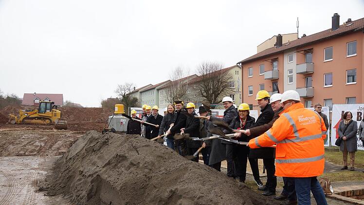 BBei einem solchen großen Vorhaben darf ein Spatenstich nicht fehlen: Die Wohnungsbaugenossenschaft Hammelburg  (WGH) errichtet zwei neue Wohnhäuser. Arkadius Guzy