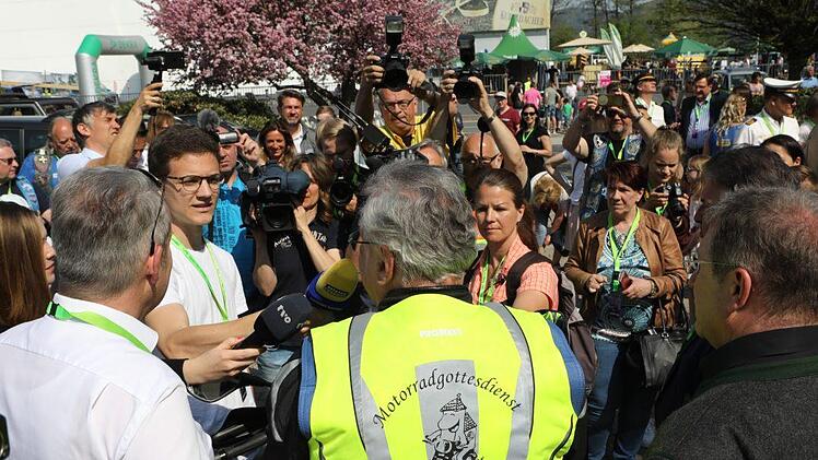 Innenminister Joachim Herrmann zu Gast bei der Motorradsternfahrt. Foto: Barbara Herbst