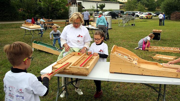 Eine große Auswahl an diversen Holzspielstationen  Foto: Bettina Knauth