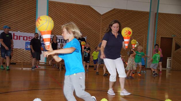 Der Eist&uuml;tenlauf fordert Balance, Koordination und dennoch Schnelligkeit von Kindern wie den Eltern.Sabine Weinbeer