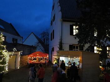 Romantische Stimmung am Weihnachtsmarktabend. Foto: Doris Bauer