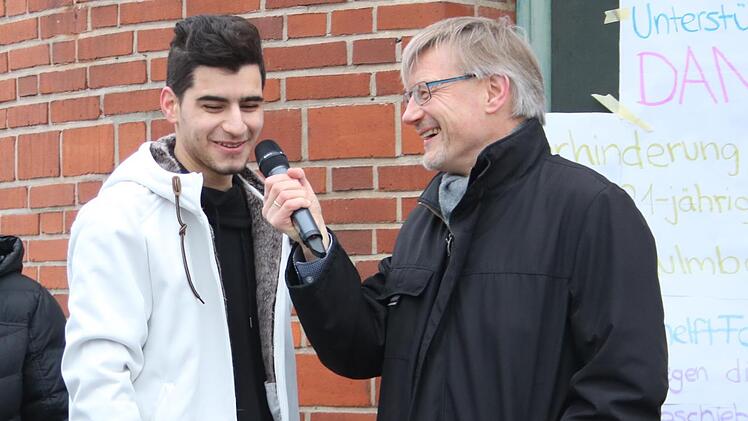 Der Iraner Hossein und Pfarrer J&uuml;rgen Singer sind vorerst  froh &uuml;ber die erfolgreiche Petition.Mirjam Stumpf