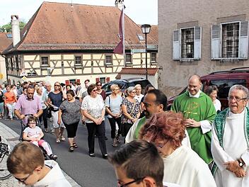 Die Gläubigen auf dem Weg Foto: Evi Seeger
