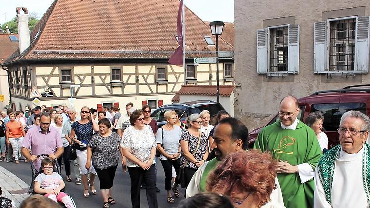 Die Gläubigen auf dem Weg Foto: Evi Seeger
