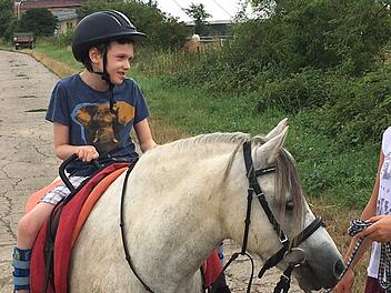 Dario beim therapeutischen Reiten. Foto: Folker Quack