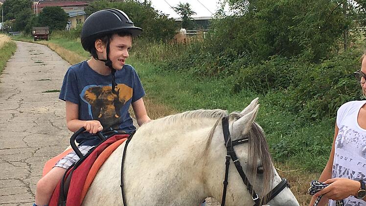 Dario beim therapeutischen Reiten. Foto: Folker Quack