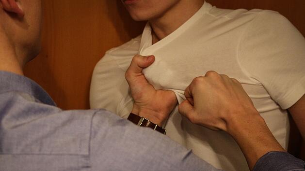 In Gunzenhausen greift ein 26-Jähriger einen Besucher und den Wirt einer Gaststätte an.