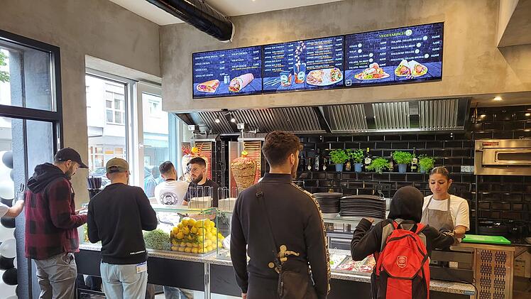 Nürnberg: 1-Cent-Aktion für "Berliner Döner" führt zu Mega-Ansturm - Kunden warten stundenlang
